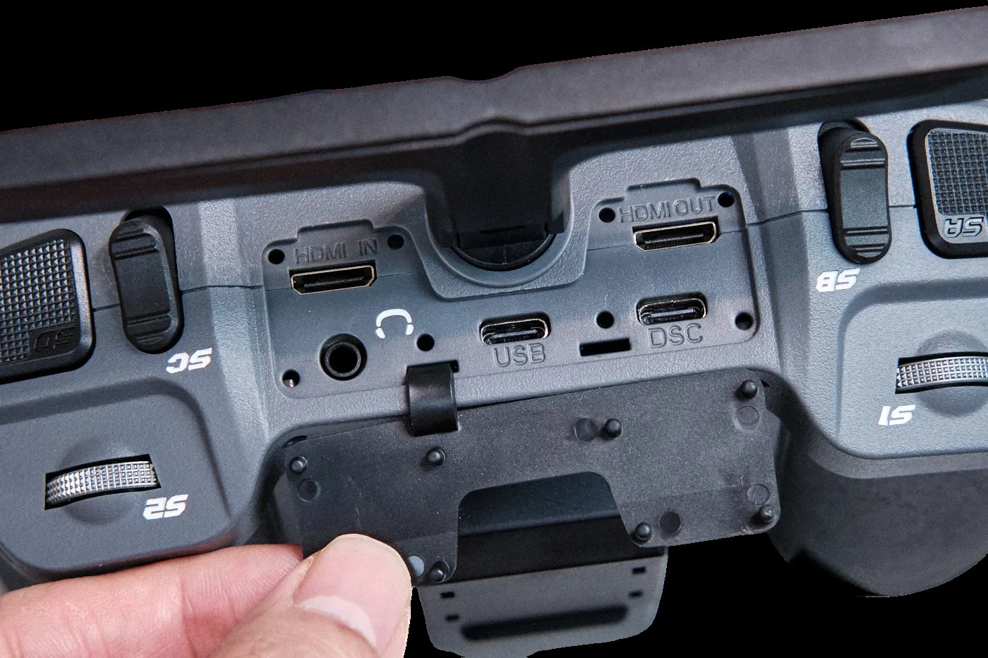Разъёмы AX12: HDMI IN, HDMI OUT, USB, DSC, 3.5 мм